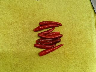 2、油响黄瓜,洗净去梗。