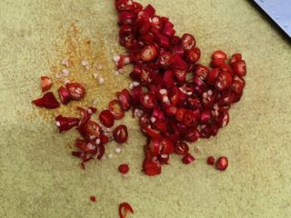 3、油响黄瓜,切圈备用。