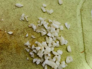 4、油响黄瓜,蒜切碎备用。