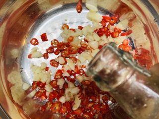 5、油响黄瓜,配料倒入碗里加入白醋。