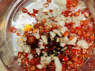 6、油响黄瓜,加入酱油。