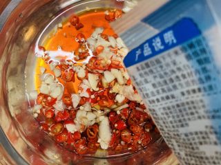 7、油响黄瓜,加入食盐。