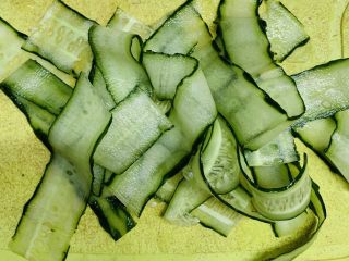 8、油响黄瓜,黄瓜整根去头尾片成长薄片。