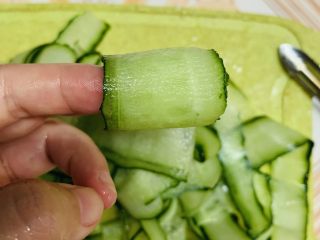 9、油响黄瓜,卷起来。