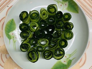 10、油响黄瓜,摆放在盆里。