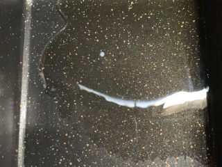 12、油响黄瓜,烧干水份倒入食用油。