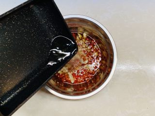 14、油响黄瓜,倒入配料中。