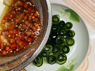 15、油响黄瓜,再把配料整碗倒入黄瓜卷中。