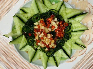 18、油响黄瓜,把边角料也放上去一样可以吃。