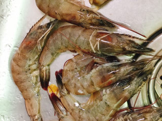 1、虾仁跑蛋,准备好虾