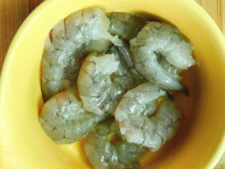 2、虾仁跑蛋,剥壳、开背去虾线，冲洗干净，放料酒、少许盐腌制