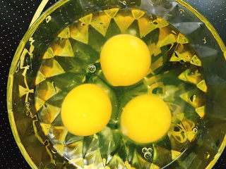 3、虾仁跑蛋,鸡蛋打入碗中