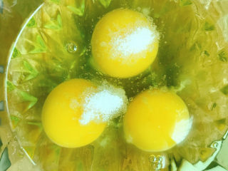 4、虾仁跑蛋,放少许盐。