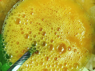 5、虾仁跑蛋,打散