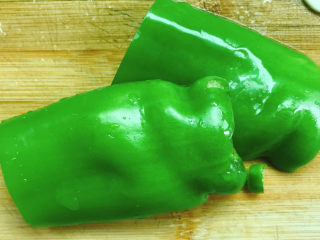 6、虾仁跑蛋,青辣椒去掉辣椒籽