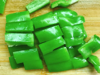 7、虾仁跑蛋,切成小块。