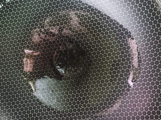 8、虾仁跑蛋,锅烧热后放油。