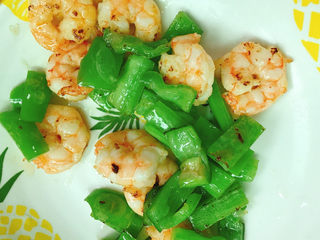 11、虾仁跑蛋,炒熟后装盘备用。