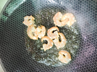 9、虾仁跑蛋,放入虾仁炒2分钟。