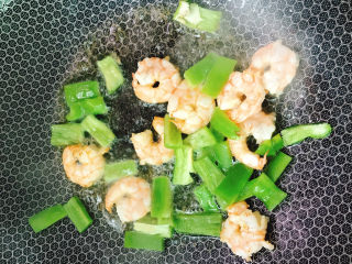 10、虾仁跑蛋,放入青辣椒