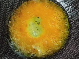 12、虾仁跑蛋,锅中留油，倒入蛋液。