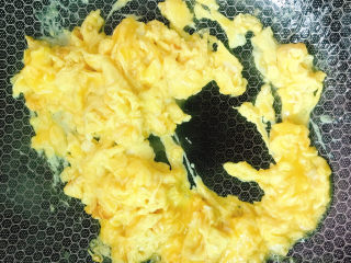 13、虾仁跑蛋,翻炒均匀。