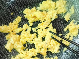 14、虾仁跑蛋,炒至蛋液差不多凝固。