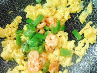 15、虾仁跑蛋,倒入虾仁