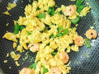 16、虾仁跑蛋,放白胡椒粉翻炒均匀。