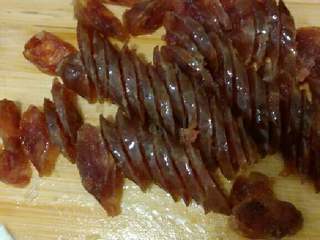 1、蒜苔炒腊肠,腊肠隔水蒸十分钟后切片