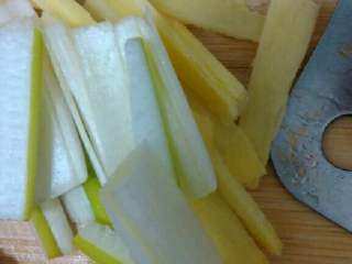 2、蒜苔炒腊肠,葱切段，姜切片