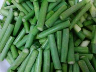 3、蒜苔炒腊肠,蒜苔切段，洗净