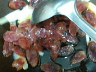 4、蒜苔炒腊肠,炒锅放少量油，比平时炒菜少点，放葱姜炒翻炒后放腊肠，加料酒翻炒