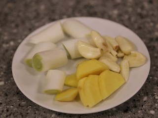 1、香辣卤鸡爪,大葱切断，生姜去皮切大块，大蒜拍扁去皮