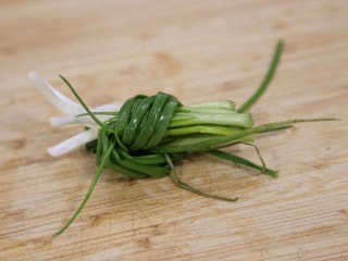 2、香辣卤鸡爪,葱洗净绑葱结