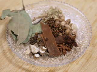 3、香辣卤鸡爪,准备香料，花椒，八角，香叶，桂皮，甘草，丁香，准备好用水泡一会，