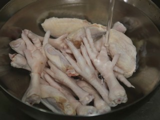 4、香辣卤鸡爪,鸡爪鸡翅洗净，冷水泡净血水