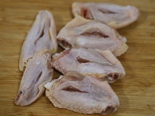 5、香辣卤鸡爪,鸡翅反面用刀划道口子，方便入味