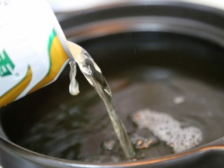 8、香辣卤鸡爪,半砂锅水，放入两瓶啤酒，酒精会蒸发掉，没有酒味，很提香