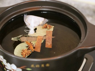 9、香辣卤鸡爪,放入香料，小的香料用沙袋装起来