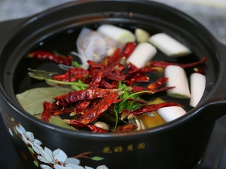 11、香辣卤鸡爪,放入干辣椒