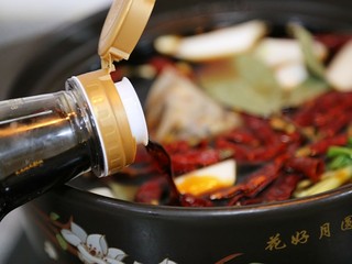 12、香辣卤鸡爪,放入生抽