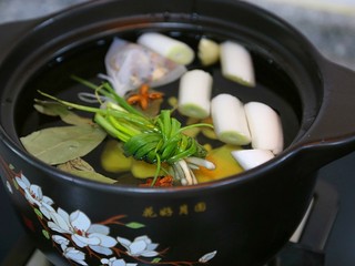 10、香辣卤鸡爪,放入大葱段和葱结