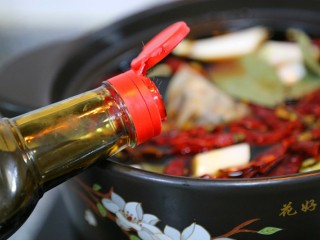 13、香辣卤鸡爪,放入老抽