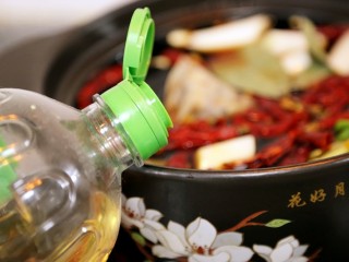 14、香辣卤鸡爪,放入料酒