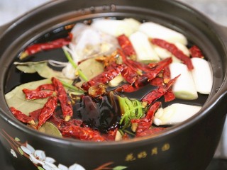 16、香辣卤鸡爪,放入耗油