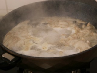 19、香辣卤鸡爪,捞出浮沫，捞出鸡爪鸡翅沥干水