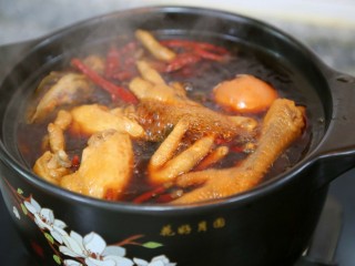 23、香辣卤鸡爪,半小时后加入鸡爪鸡翅，盖上盖子继续小火煲三十分钟，