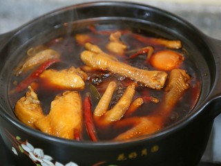 25、香辣卤鸡爪,卤才的味道是靠焖出来的，不是煮出来的，很多亲不知道，一直中大火煮，后面煮太软只剩鸡骨头了