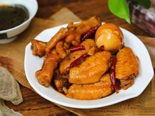 26、香辣卤鸡爪,出锅，将鸡翅鸡爪捞出盘中